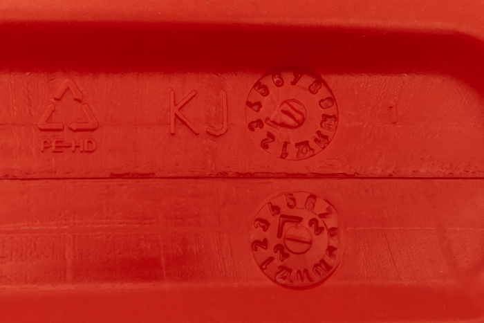 Πλαστικό δοχείο HERMON 5L με χωνί, κόκκινο