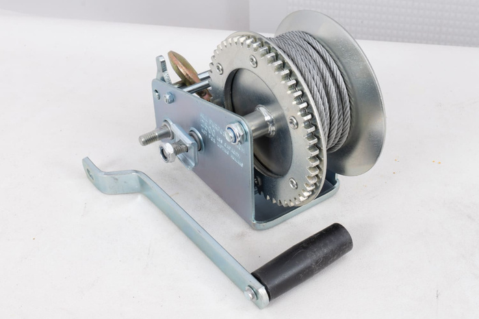 OUTLET Χειροκίνητο βαρούλκο για ρυμουλκούμενο KNOTT 1135kg με χαλύβδινο συρματόσχοινο