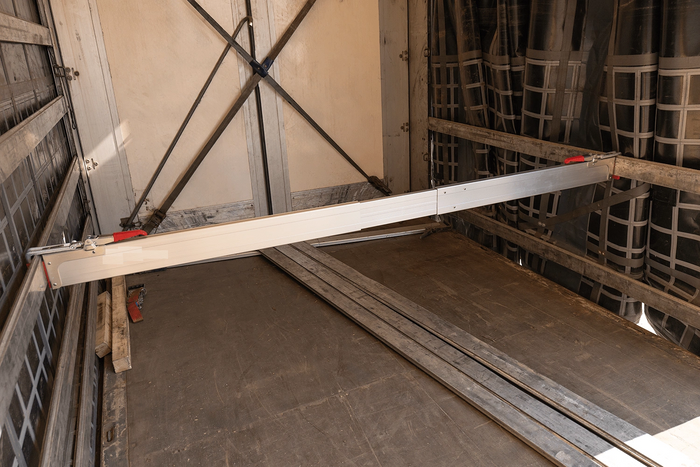 Πλευρική δοκός UNITRAILER για στερέωση φορτίου 2100-2400 mm