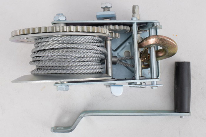 OUTLET Χειροκίνητο βαρούλκο για ρυμουλκούμενο KNOTT 1135kg με χαλύβδινο συρματόσχοινο