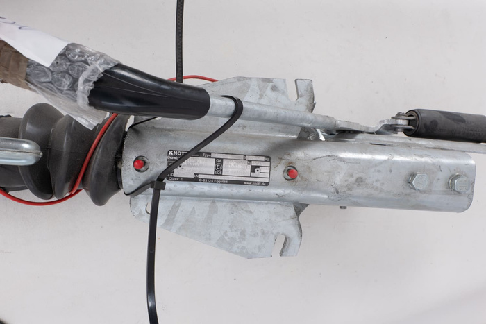 Συσκευή υπερκάλυψης OUTLET KNOTT KF27B με κοτσαδόρο K27A για ρυμουλκούμενο 2700 kg με ράβδο έλξης τύπου V