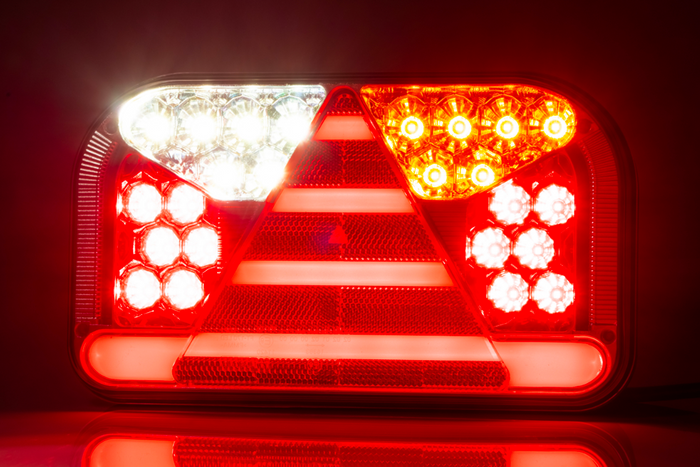 Το πίσω φως FRISTOM FT-170 LED 6 λειτουργεί σωστά