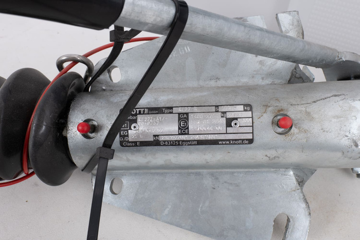 Συσκευή υπερκάλυψης OUTLET KNOTT KF27B με κοτσαδόρο K27A για ρυμουλκούμενο 2700 kg με ράβδο έλξης τύπου V