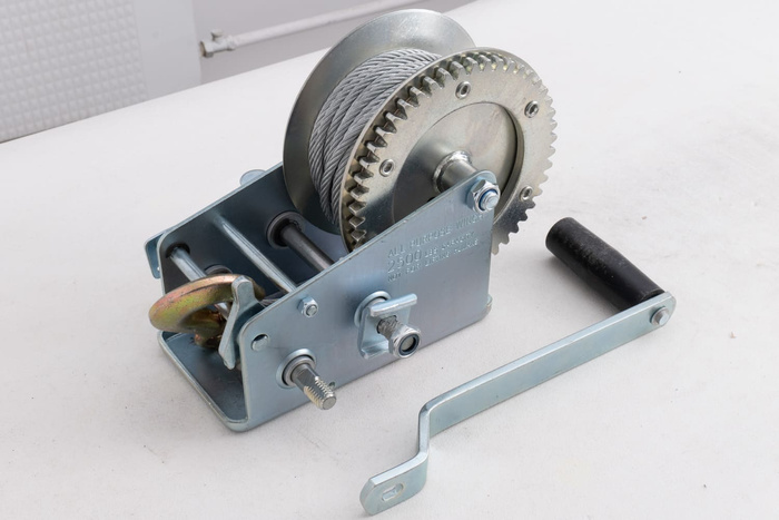 OUTLET Χειροκίνητο βαρούλκο για ρυμουλκούμενο KNOTT 1135kg με χαλύβδινο συρματόσχοινο