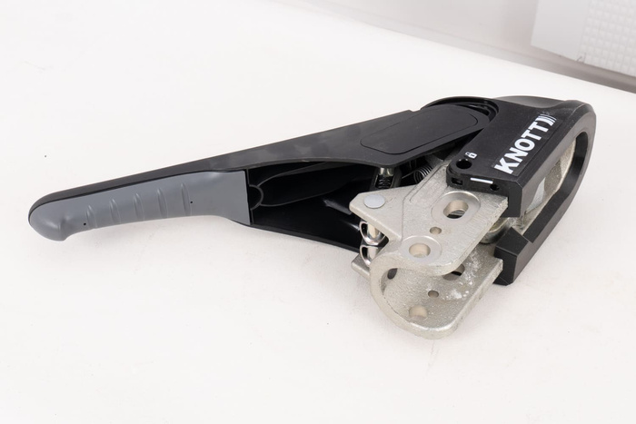 Ρυμουλκούμενο OUTLET KNOTT KS30 με σταθεροποιητή για ρυμουλκούμενο 3000kg με σωληνωτή ράβδο έλξης 50mm 85